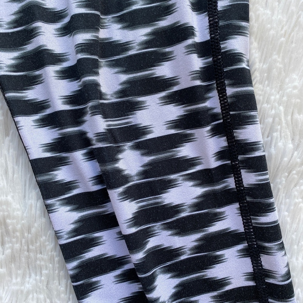 NIKE Women’s Relay Printed Crop Legging Black White Extra Small XS - Picture 7 of 14